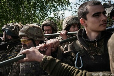 疲弊した前線部隊、つかの間の安息 ウクライナ東部