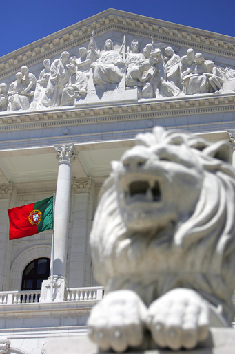 財政悪化のポルトガル、増税で2年で赤字半減へ