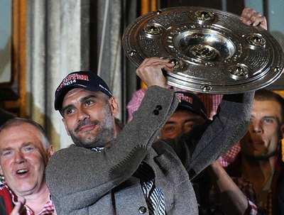 バイエルンがサポーターに優勝報告、パレードも