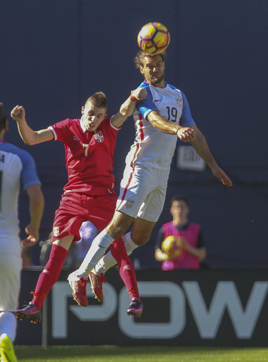 サッカーのヘディング、脳振とう発症リスク3倍に 米研究