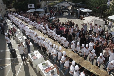 伝統のパン料理で世界記録に挑戦、レバノン独立記念日