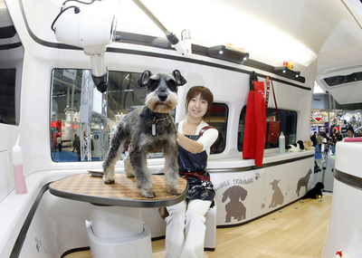 トヨタ車体の移動ペット美容院車両「モバイルトリマー」