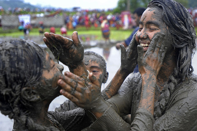 泥だらけで祝う「田植えの日」、 ネパール