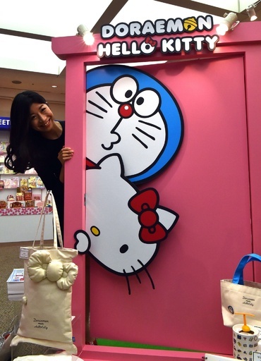 ハローキティとドラえもんがコラボ、キャラグッズ展開