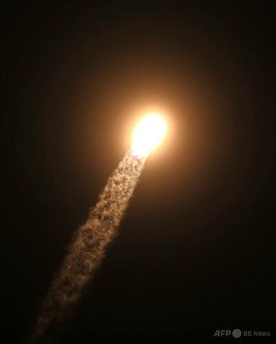 スペースX、初の極軌道有人飛行に民間宇宙飛行士搭乗の宇宙船打ち上げ