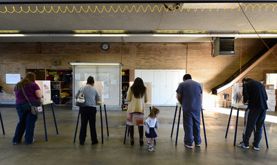 投票装置が自動でロムニー氏選択？米大統領選で相次ぐトラブル