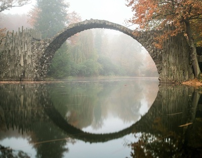 ドイツ、秋色の公園で円を描く橋