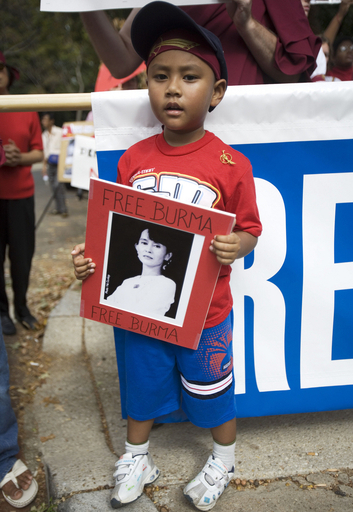 ミャンマーのデモ制圧に世界各地で抗議活動
