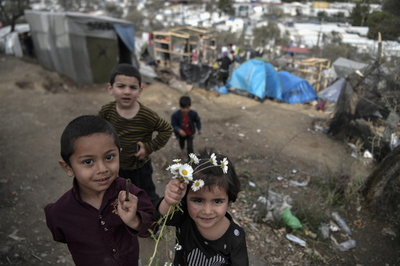 【今日の1枚】笑顔の子どもたち…過密難民キャンプ ギリシャ