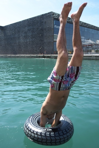 神業！？浮輪すり抜け海にダイブ 仏マルセイユ