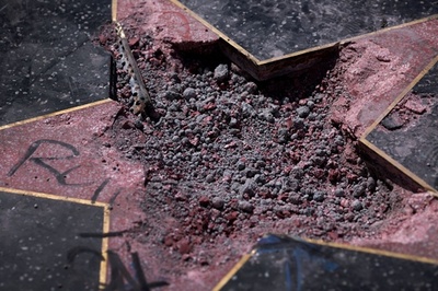 つるはし男、トランプ氏の星形プレートを破壊 米ハリウッド