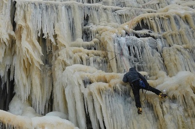 真冬の楽しみ！ 氷瀑でアイスクライミング 英イングランド