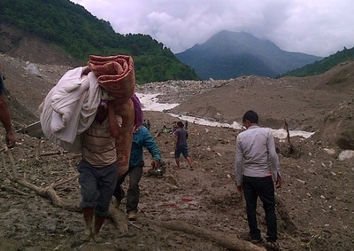 ネパール地滑り、生き埋め100人超に生存見込みなし