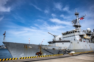 仏海軍フリゲート「プレリアル」、報道陣に公開 横須賀