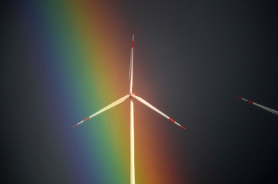 【今日の1枚】風力タービンにかかる虹