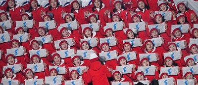 北朝鮮の「美女応援団」、開会式前にスタジアムに集合