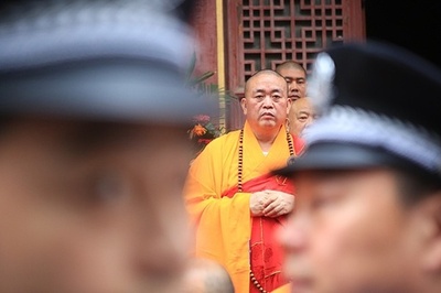 中国少林寺前住職の釈永信が僧侶の身分抹消へ