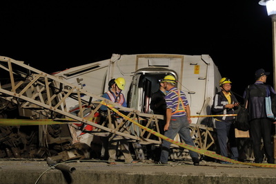 台湾列車事故「横転前に急加速、車体激しく揺れた」 夜通しで捜索