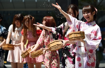 今年は浴衣姿、秋葉原で恒例の打ち水イベント
