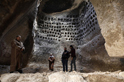 パレスチナ最大規模の古代洞窟 中には鳩舎も