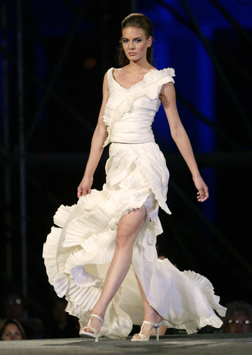 ルーマニアでイタリア発オートクチュールショー、Giovanni Cavagnaら新作を発表