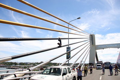 なぜ？大橋の上によじ登って丸2日居座った男、フィリピン