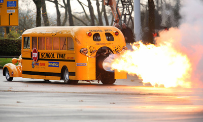 2万5000馬力の「スクールバス」、ジェットの力で快走！ 独