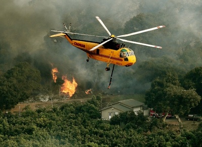 米加州南部の山火事「トーマス」、近隣市町村へ拡大の恐れ
