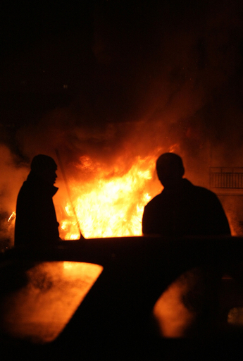 フランス各地郊外で新年のお祭り騒ぎ、車445台放火