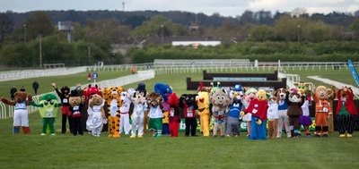 全力疾走⁉ 着ぐるみのチャリティーレース