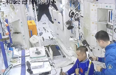 宇宙滞在中の「神舟17号」クルー、散髪の様子を公開