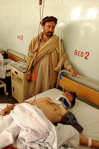 自爆攻撃などに巻き込まれ、市民40人以上が死傷 - アフガニスタン