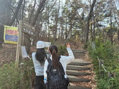 「ソウル最高のパワースポット」冠岳山に若者が殺到…山頂で1時間待ちの“運気上昇”ショットがSNSで爆発的人気