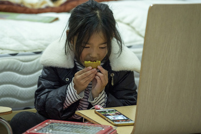 中国で農村の子どもがスマホ中毒に 都市部より深刻な理由