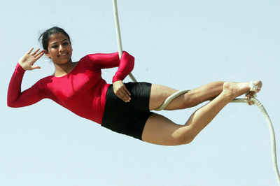 大学生たちがヨガとマラカーンブの妙技を披露、インド