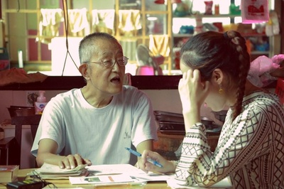 市場で子どもに無料の英語教室 杭州の元警察官