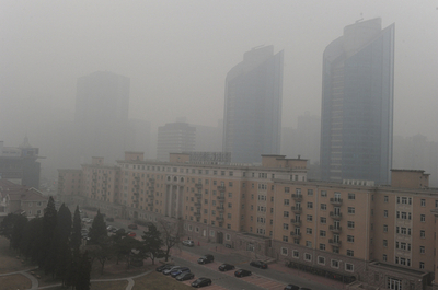 北京市を覆う厚いスモッグ、米大使館が「有害」との判断