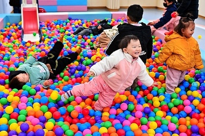 中国 3歳未満の乳幼児に年間約7万4000円支給