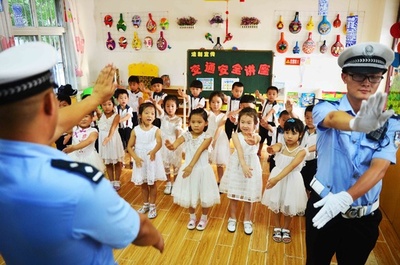 園児たちが両親の「交通監督員」に　河南