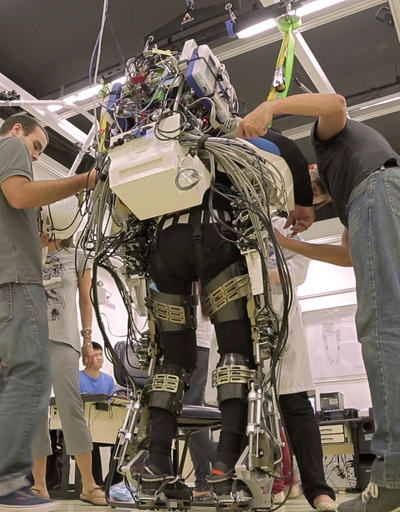 下半身不随者がロボスーツでキックオフへ、W杯開会式