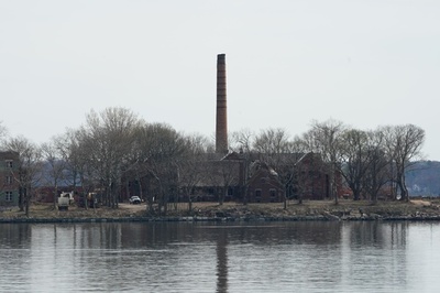 NY、行き場のない遺体を集団埋葬 コロナ死者の増加続く