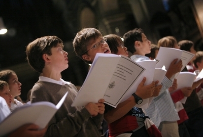 脳卒中の後遺症、失われた言語力を歌で引き出す