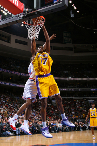 レイカーズ セブンティシクサーズを降す