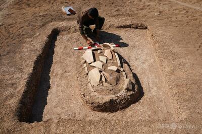 貯水池の水位低下で2300年前の墓群発見 干ばつのイラク