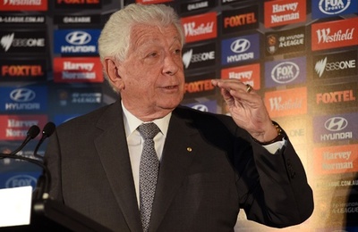 豪サッカー連盟会長、Aリーグ表彰式の転倒が原因で手術を受ける