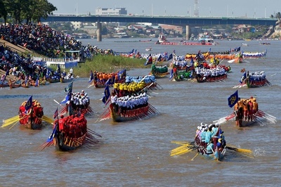 川面埋め尽くすドラゴンボート、カンボジアで「水祭り」