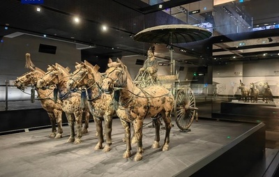 秦の始皇帝の1号と2号銅車馬が出土地で初の同時展示