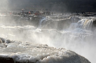 迫力満点！ 凍り付いた黄河の壺口瀑布 中国・山西省