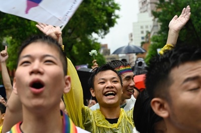 動画 同性婚合法化の台湾 同性カップルが次々と婚姻届を提出 写真1枚 国際ニュース Afpbb News