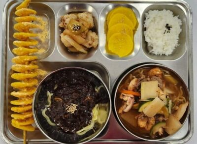 「毎日特別食みたい」給食自慢した韓国軍幹部…写真をみれば「てんこ盛り」